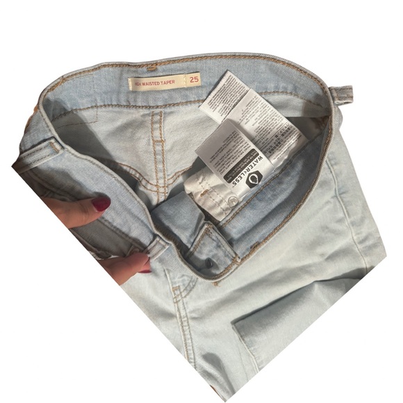 SOLD Levi’s High-Waisted Light Wash Jeans Size XS (Size 25) - Picture 2 of 5